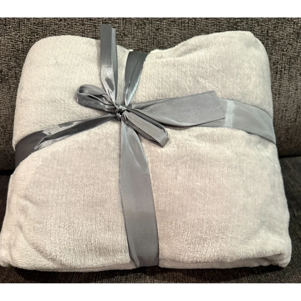 Large Throw 55 x 80 Light Gray  Blanket Soft Cozy Warm Couch Sofa NEW
